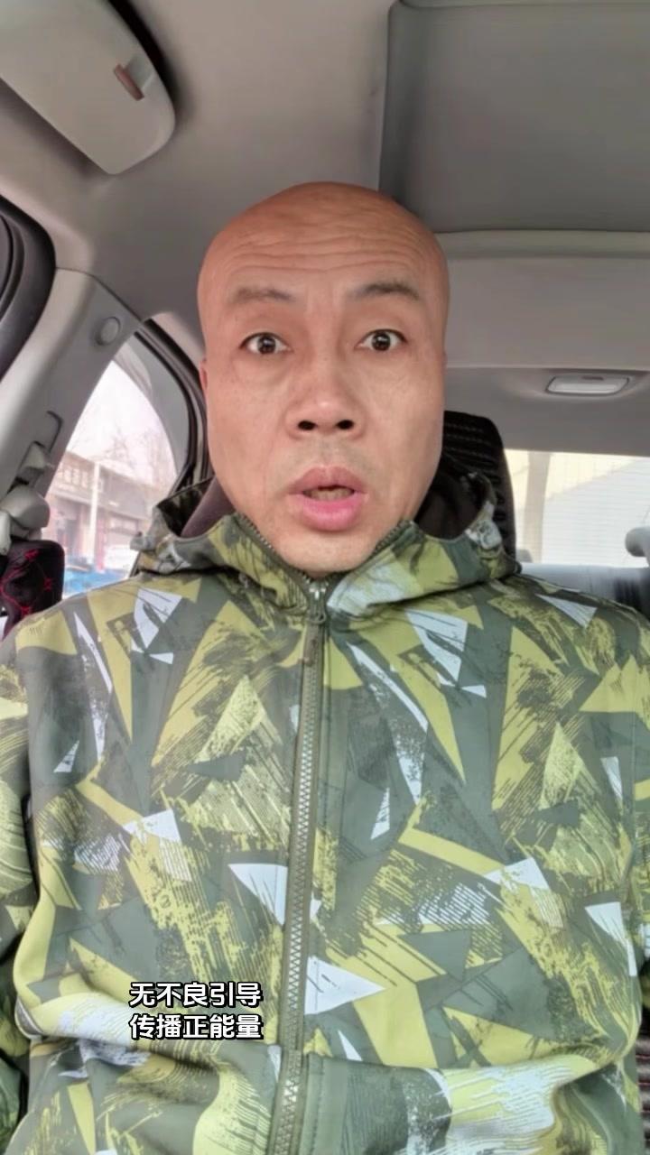 夜幕下的麻栗坡烈士陵园，墓碑静静伫立，灯光昼夜长明。40余载光阴流转，烈士们的英