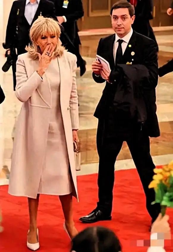 北京零下好几度，

马克龙的老婆穿着羊绒大衣

光着小腿！尽显优雅永不过时。
