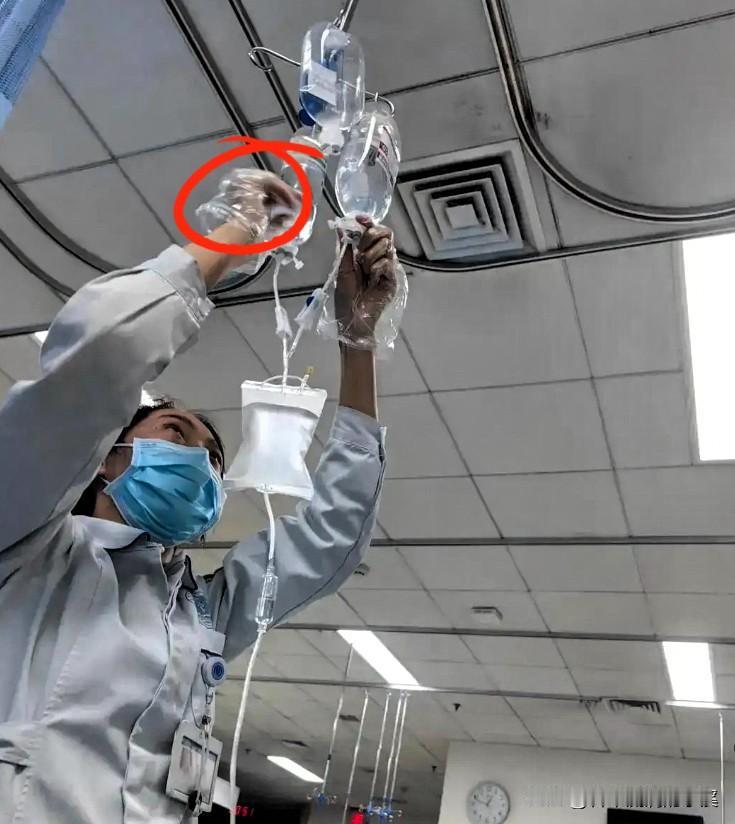 冬天给娃吃了几颗草莓，
当晚急诊输液！
家长别再踩这个坑！

昨晚家里乱成一团！