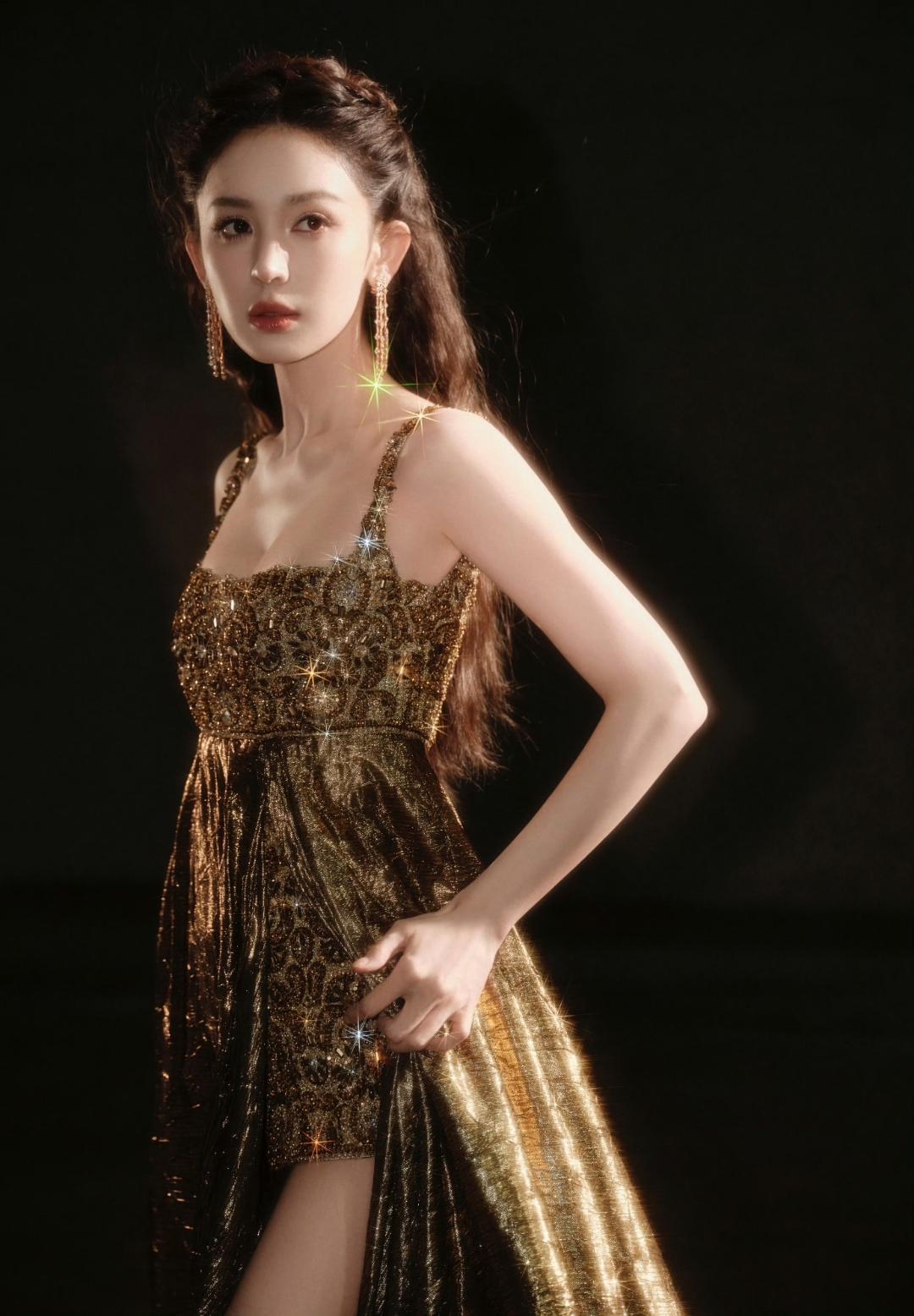 冷灰肌理的背景之上，鎏金光芒肆意流淌，古力娜扎身着一袭金色高定礼裙，在光影交错间