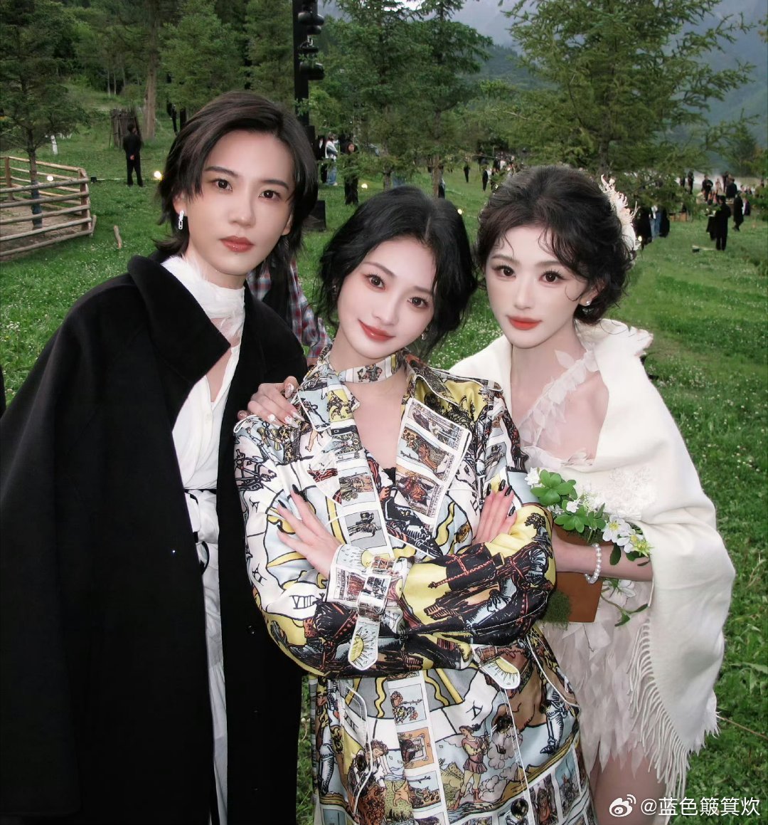 周洁琼vogue晚宴到处集邮洁琼妹妹你是来晚宴扫楼打卡的吗，逮着谁都要合影，这社