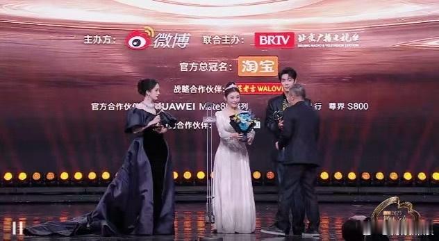 肖战杨幂同台领奖肖战杨幂同框领奖肖战杨幂同台领奖，恭喜，