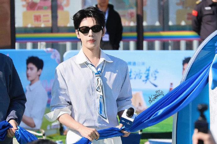 杨洋的大连一日预览 杨洋线下状态帅得太稳定了 杨洋线下状态帅得太稳定了，杨洋的大