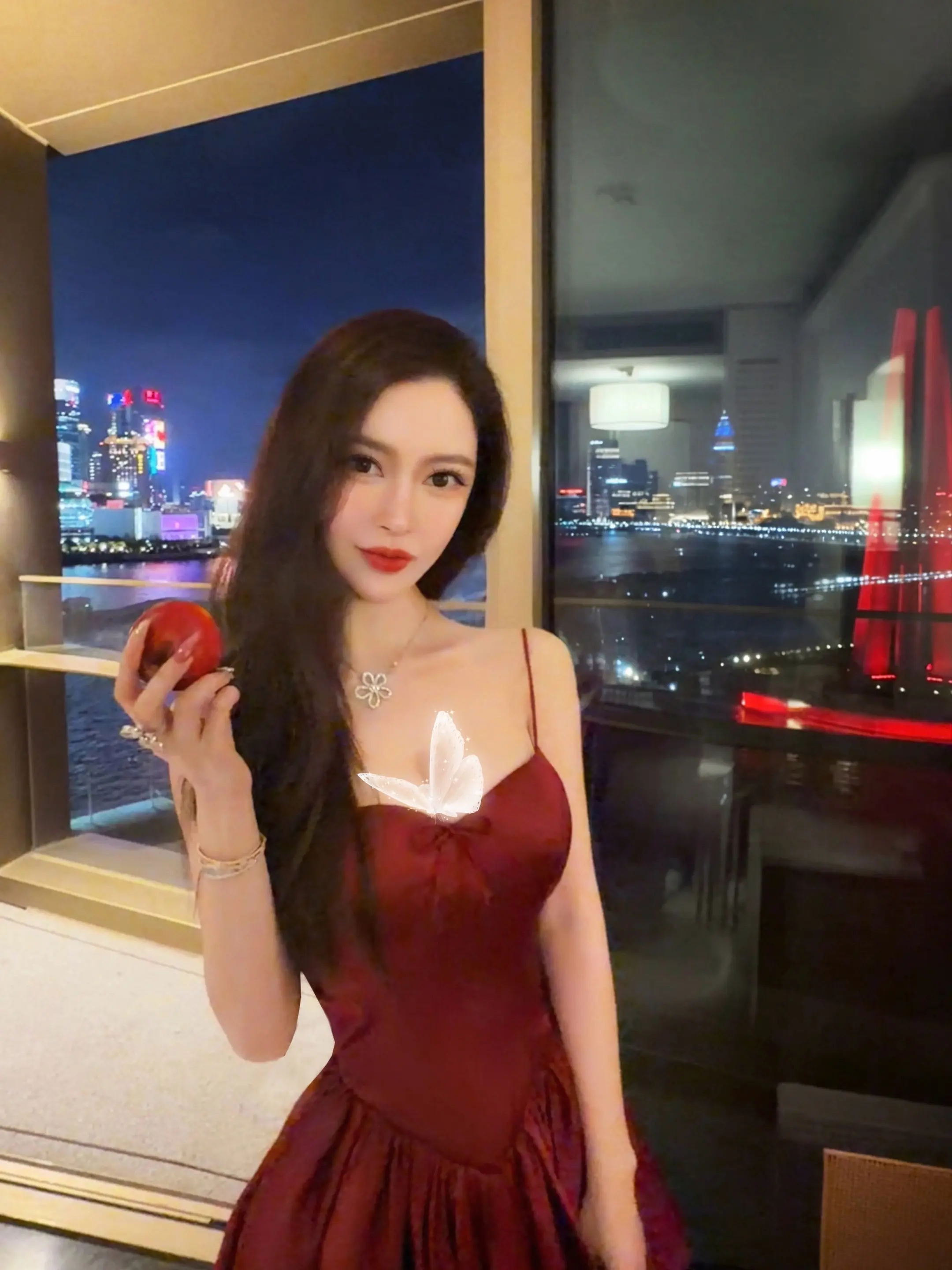 夜色里的红苹果🍎
