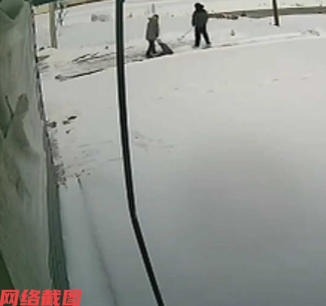 江苏宿迁有女子在外地工作生活。

这不看天气预报说老家下雪了，随手打开了老家里的