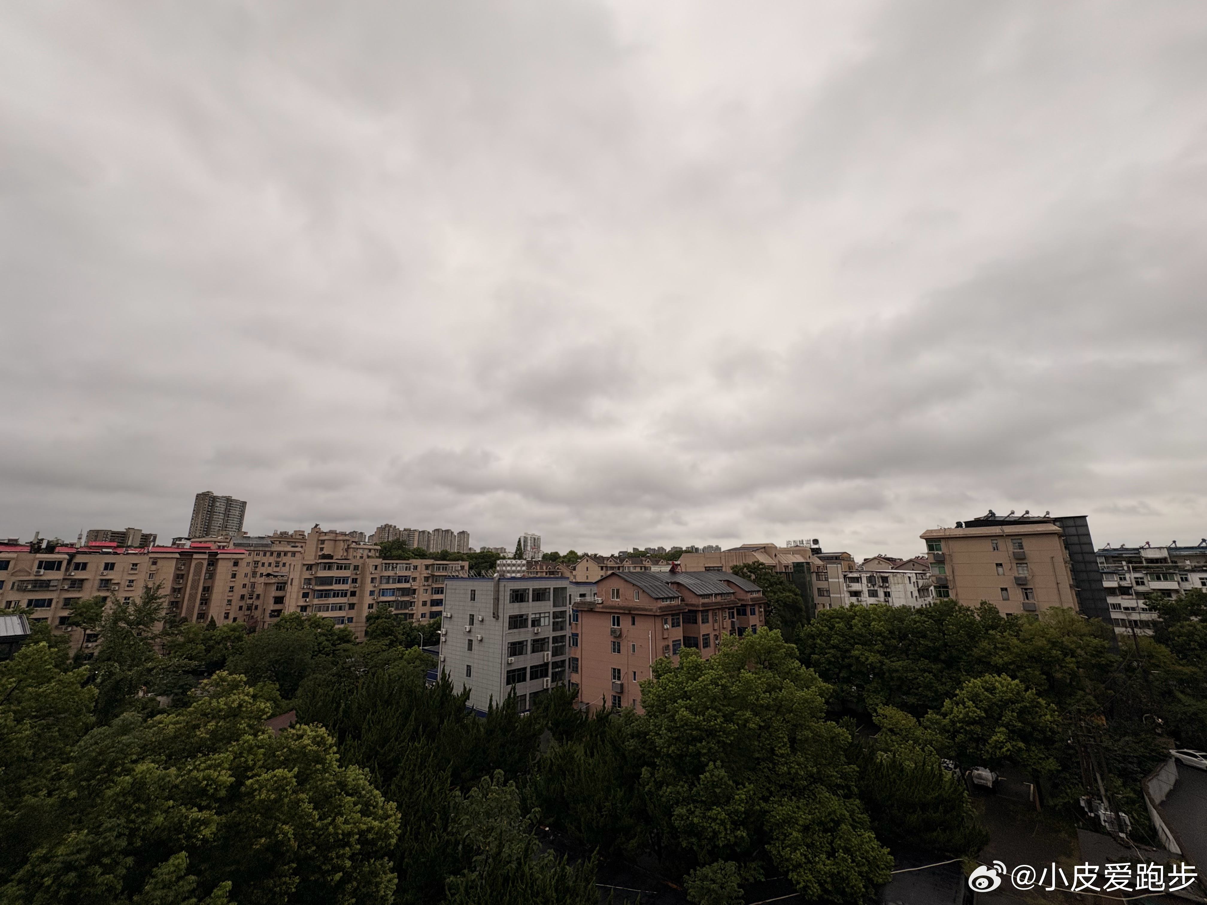 周五，明天就是周末了，咖啡热美式 喝了，早上好 下雨天☔️生活手记 下雨的早晨，