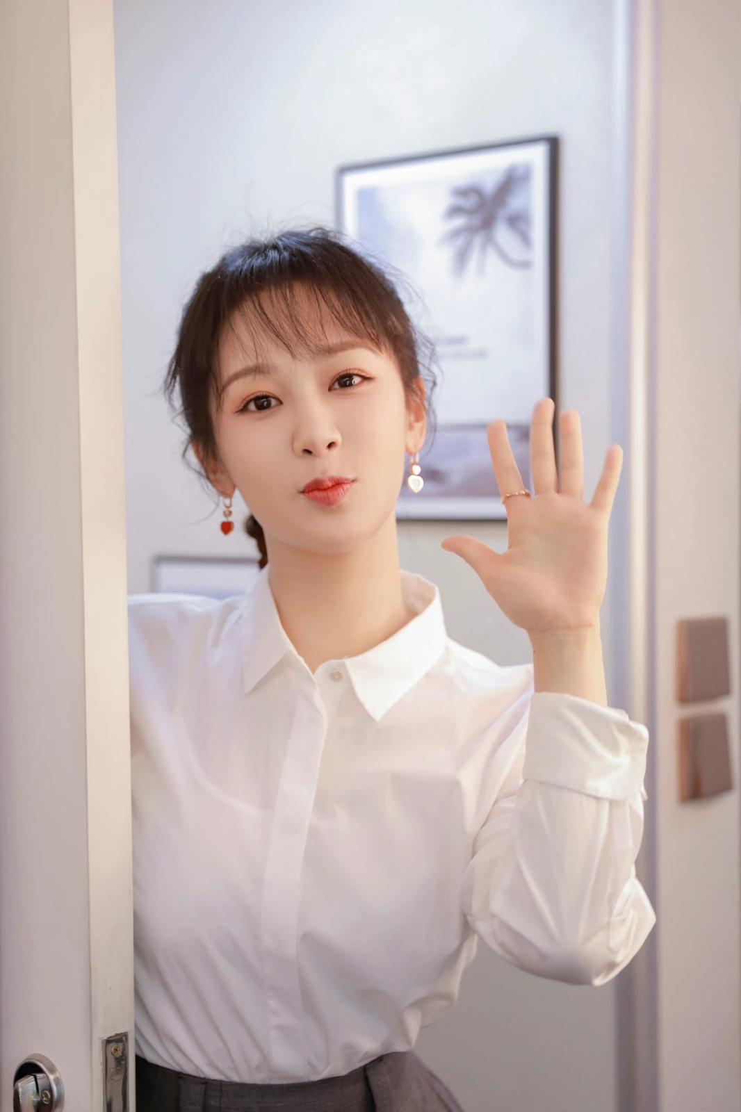 据悉，杨紫即将启动一部新的刑侦题材电视剧，而罗晋有望成为该剧的男主角。这对组合无