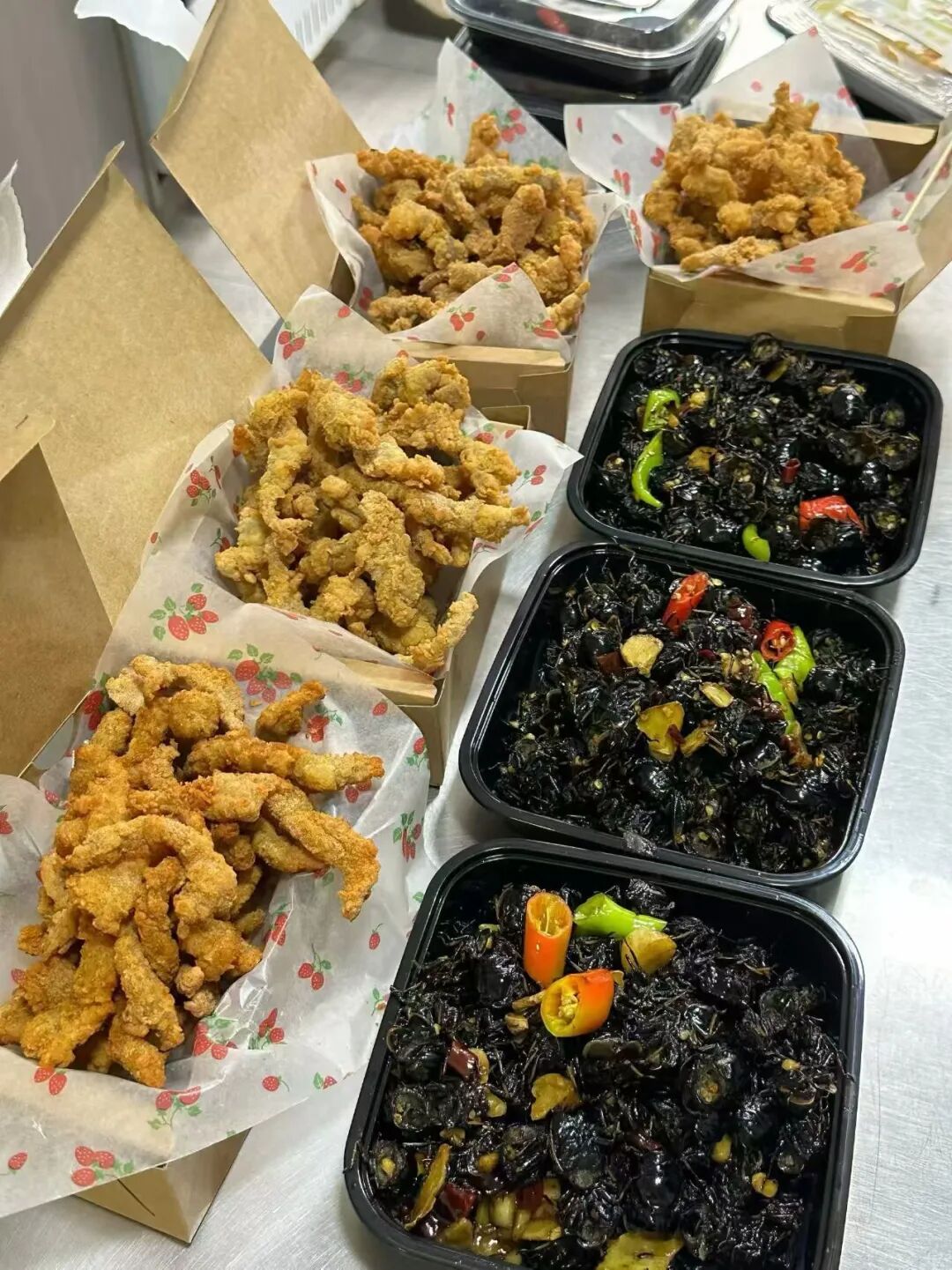 前几天路上撞见，有人举着缠胶带的长杆，在树上粘知了对云和本地人来说，蝉鸣不只是夏