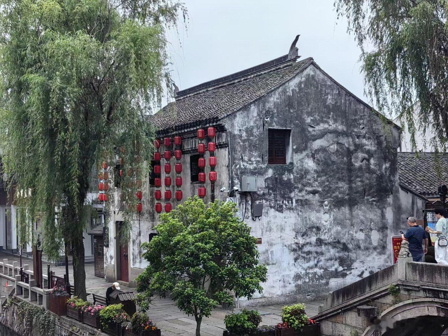【南浔古镇】宛如一幅流动的江南水墨画，青石板路蜿蜒曲折，倒映着悠长的岁月。白墙黛
