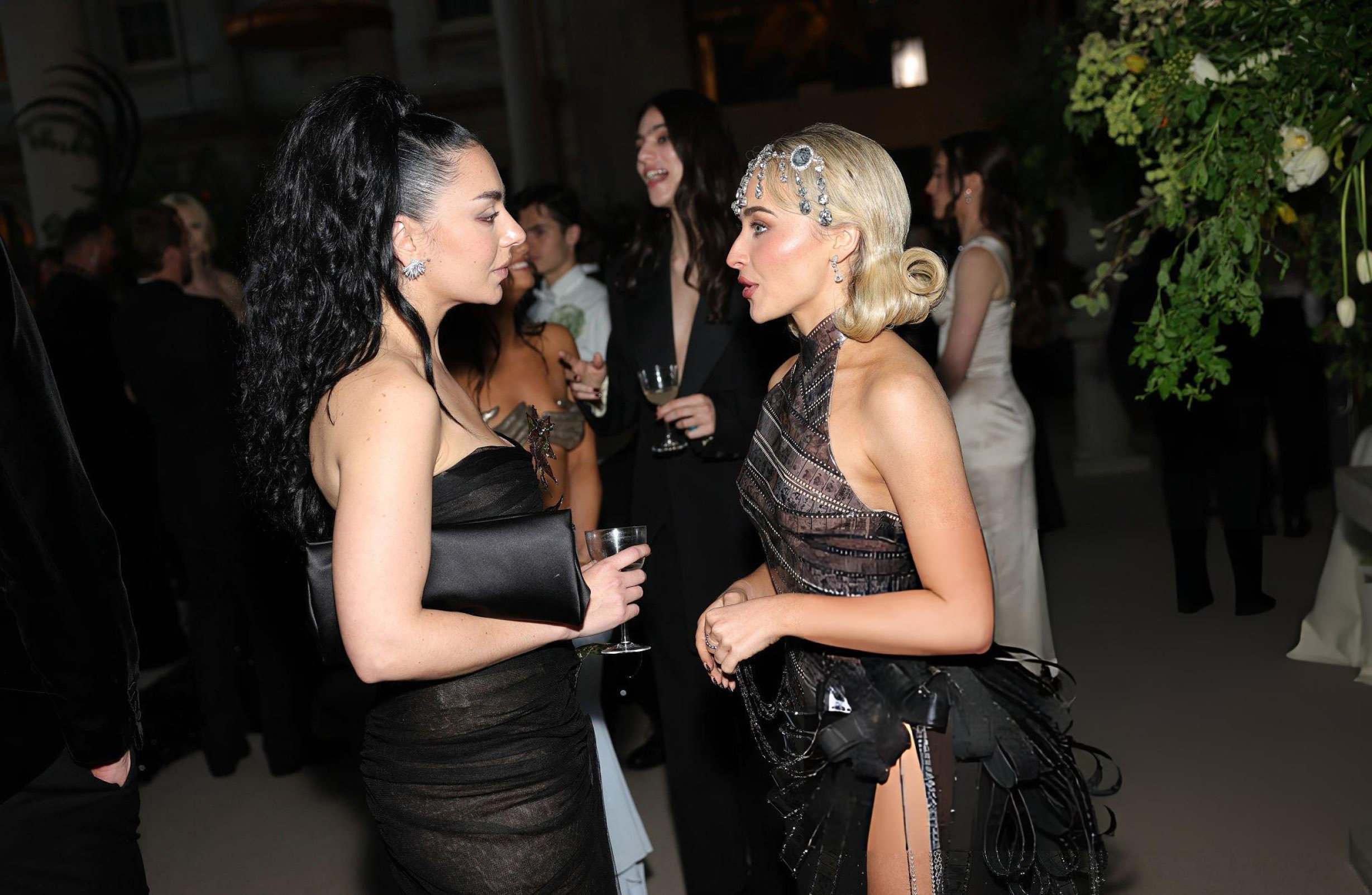 【Met Gala 2026】Charli xcx & Sabrina Carp