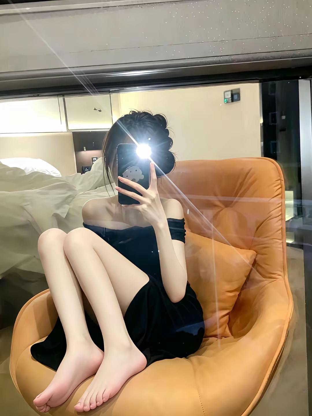今天窝在沙发上看了郑钦文中网夺冠，也看了王曼昱中国大满贯成功卫冕，非常激动，忍不