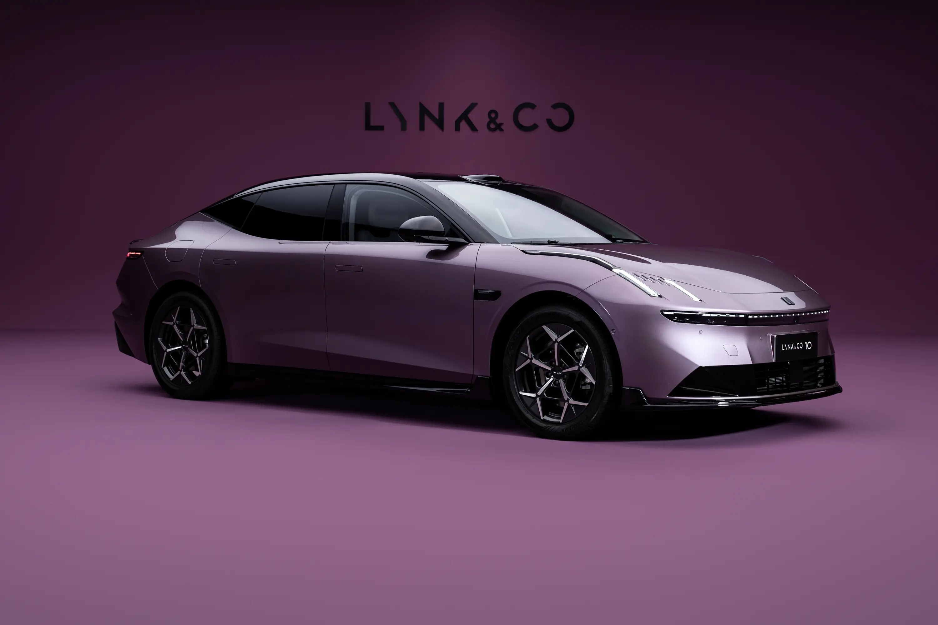 领克10 EM-P是真的把诚意拉满了。全系都带四驱和激光雷达，这配置放在同级里太