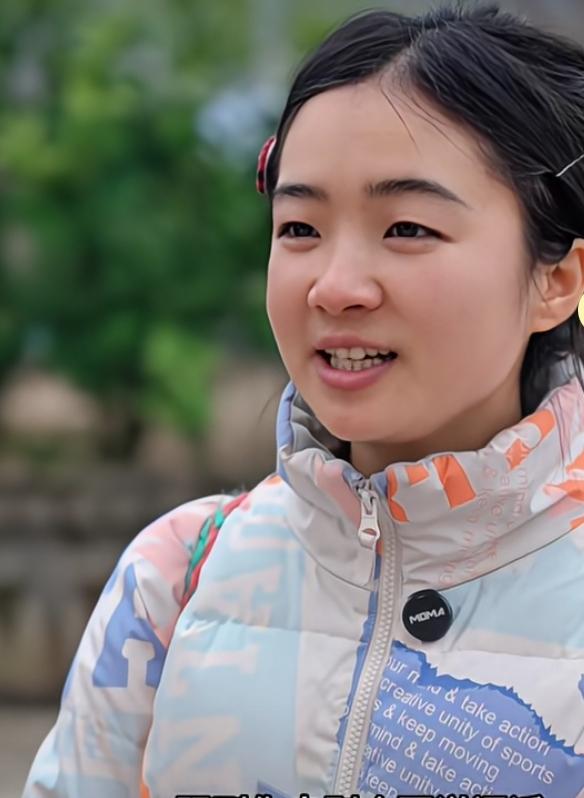 太扎心了，看哭所有人！小姑娘是养母养大的，养母去吃酒席打算带着她，却被小姑娘断然