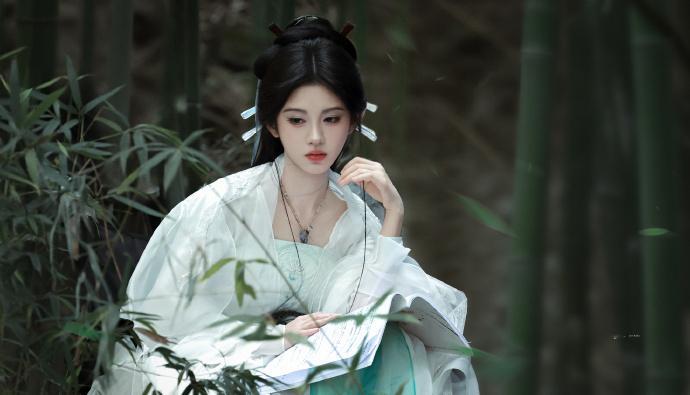 看到真仙女了，鞠婧祎这个路透好有神性啊，今天是清冷大师姐阿黛！ ​​​