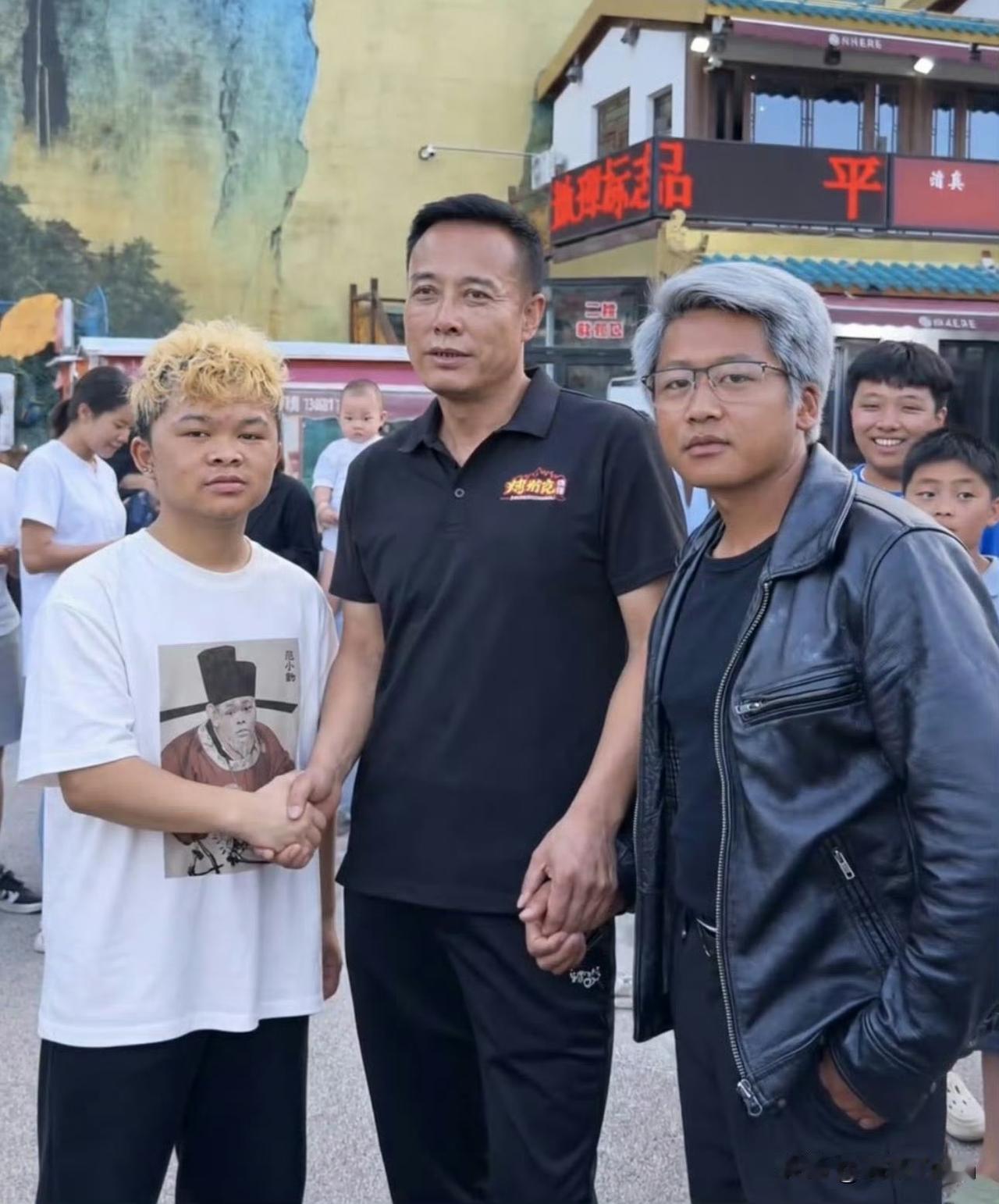 名场面！山寨三大首富线下胜利会师，网友笑称科技赛道全国产化！
近日网上一段同框视