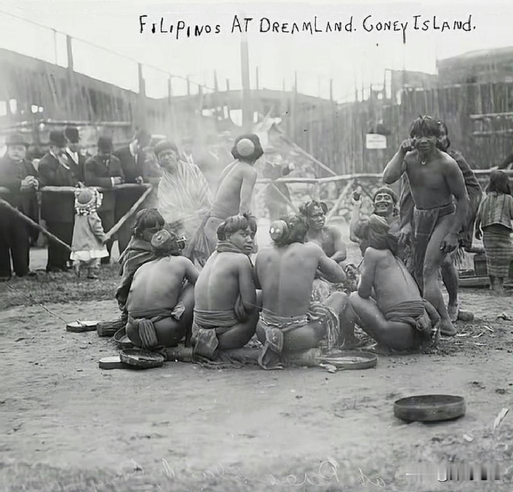 1904年，美国把近1200名菲律宾人运到圣路易斯世博会，关进围栏当活展品。游客