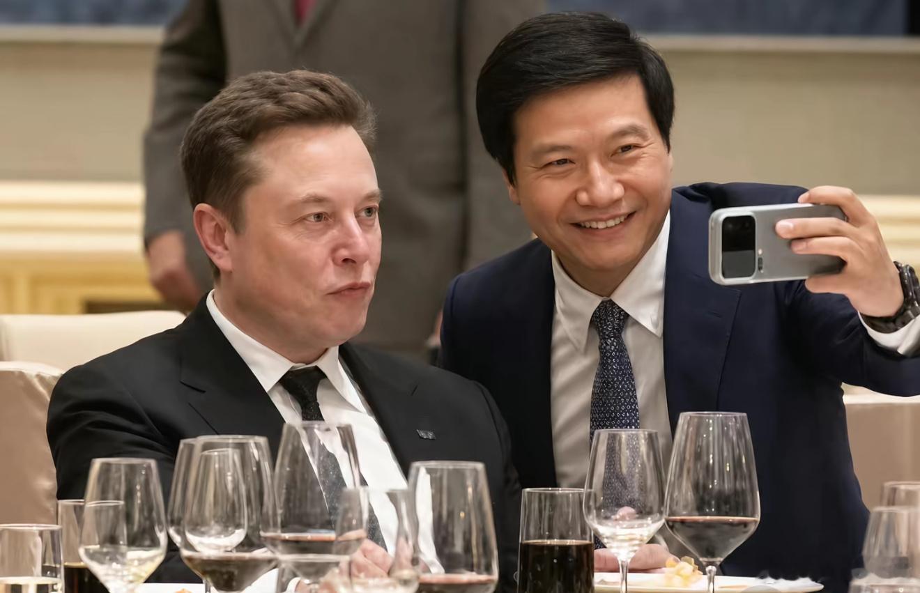 谁能想到，晚宴上雷军见马斯克也掏出了手机，还半蹲自拍。有人说追星、说卑微，懂的都