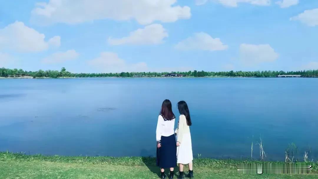 有十种行为会把人际关系处得很烂。

第一种是不尊重他人，对别人缺乏基本的礼貌和尊