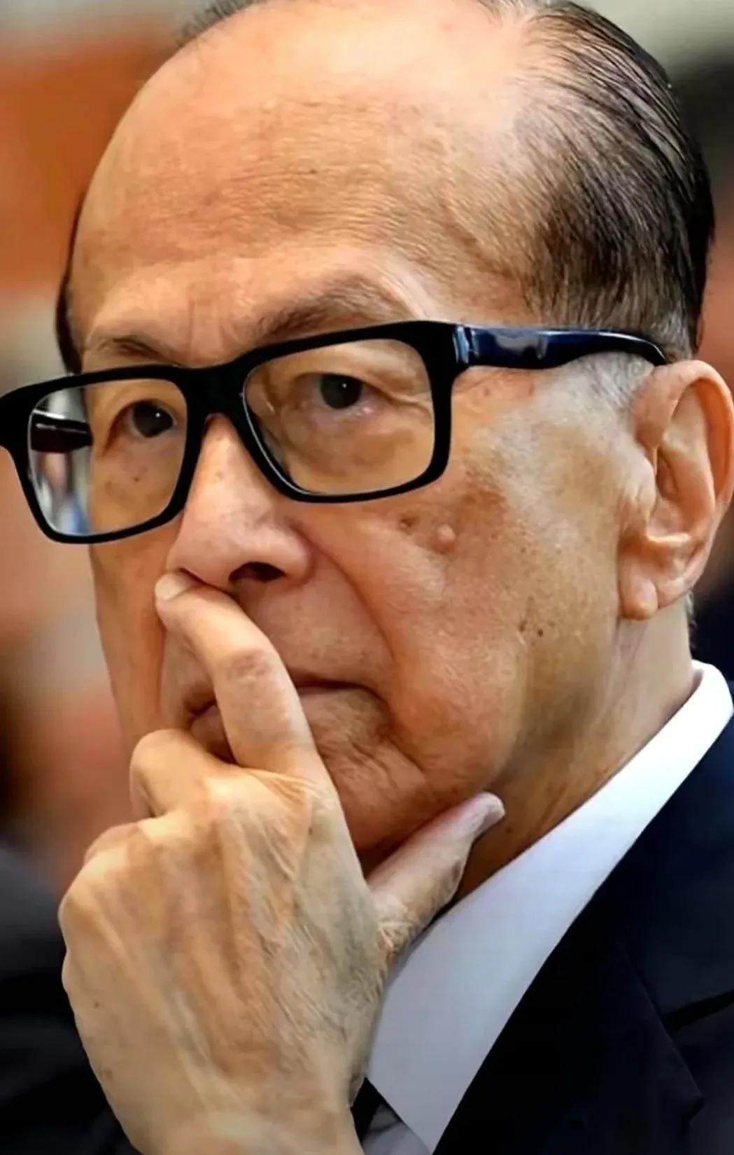 总有那么一群人道德绑架，骂李嘉诚就是个生意人，只认钱不讲仁义道德，没有家国情怀，