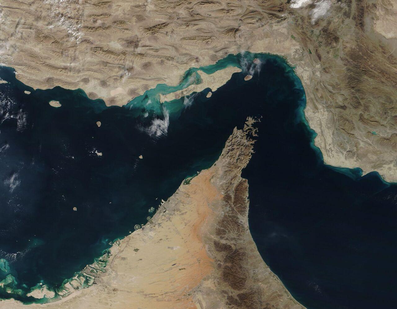 美国警告阿曼，敢和伊朗穿一条裤子就炸飞！

特朗普最近对阿曼发出了严厉警告，原因