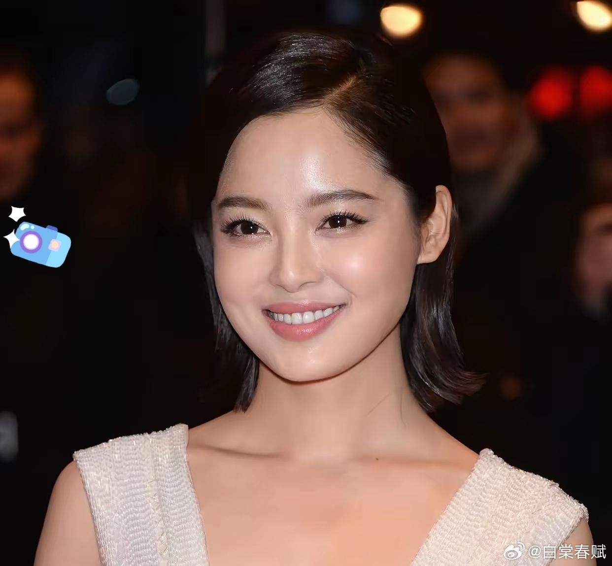 辛芷蕾再次轰动娱乐圈。 她连夜上了热搜，这一次不是相恋7年的翟天临，而是梁朝伟全