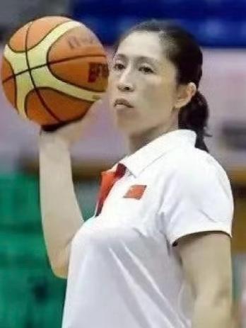 教练组分工体系十分完善，除主教练外，还有专项教练分别负责内线技术打磨、后卫攻防特