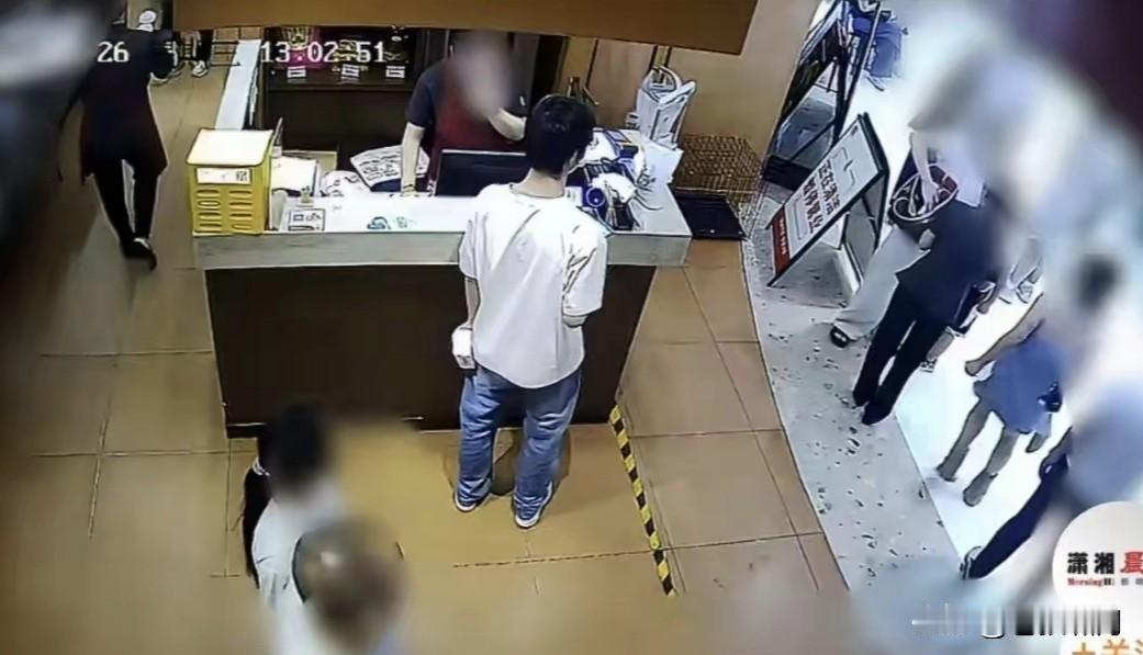 四岁小男孩“摸”女子屁股引“官司”？
现场视频显示，小男孩奔跑中，手部无意碰到女