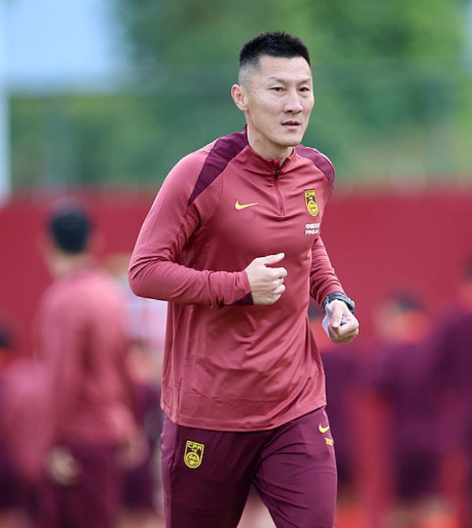 大连英博中超联赛国足 来一波周导和吕焯毅在国家队的帅照 大连