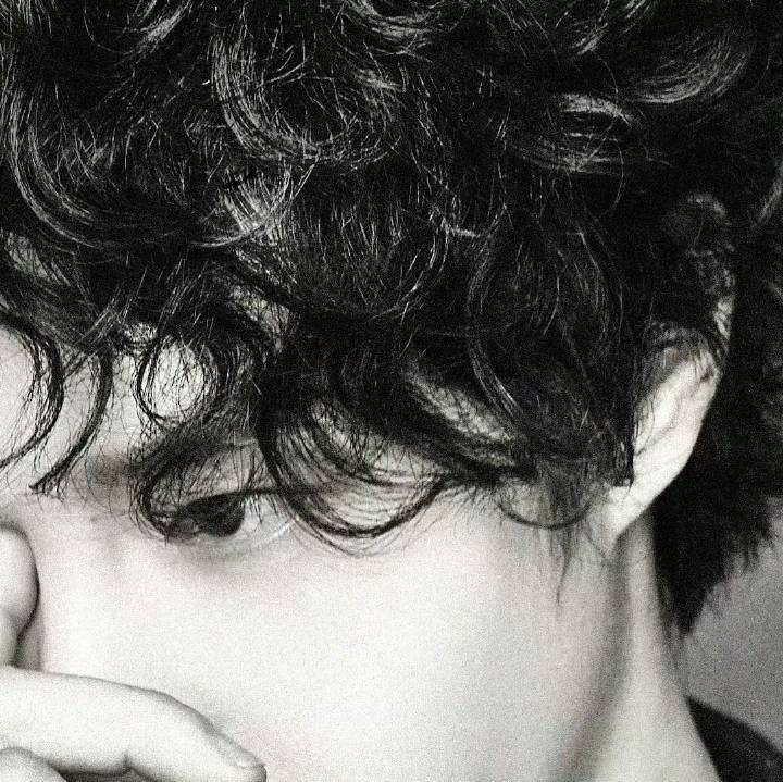 微博之夜出图微博之夜 王一博微博之夜出图了，佩戴香奈儿臻品珠宝勋章胸针！！！！！