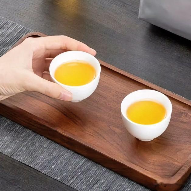 《茶禅·山坡羊》
茶有浓，茶有淡，浮沉盏里意如弦。喧，终成寂；甘，必经艰。一盏清