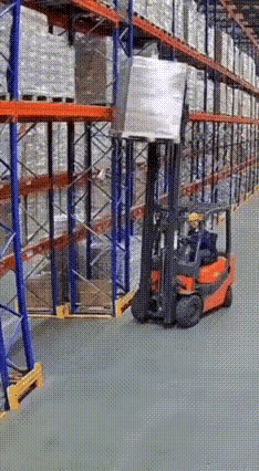 叉车司机这个操作太业余了，他该庆幸货架没有向他这边倒过来