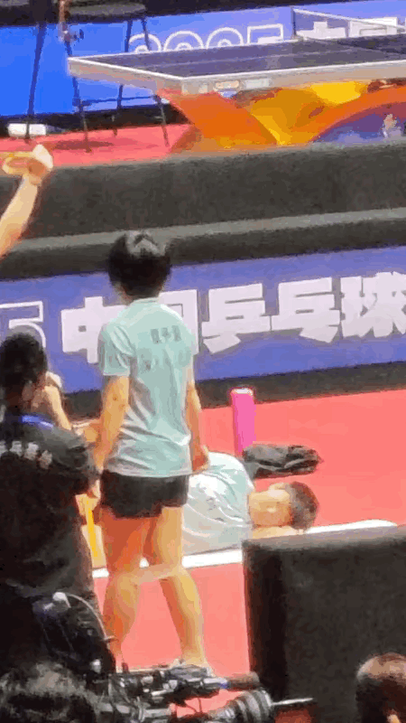 把我笑死了：原来这个人是莎莎

各位有没有注意到，镜头要是没有推近点，我还真没有