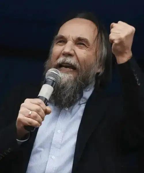 俄罗斯国师杜金曾说：中国放任委内瑞拉和伊朗沦陷，下一个遭殃的也将是中国自己。而且