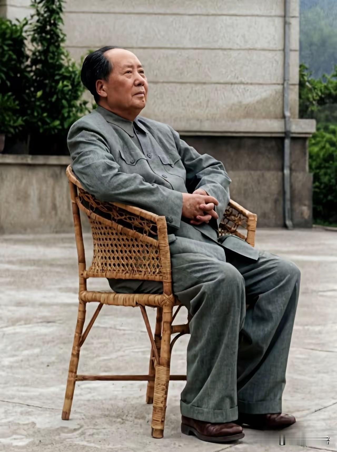 致敬世界伟人毛主席！[赞][赞][赞]人民的公仆，人民的领袖！