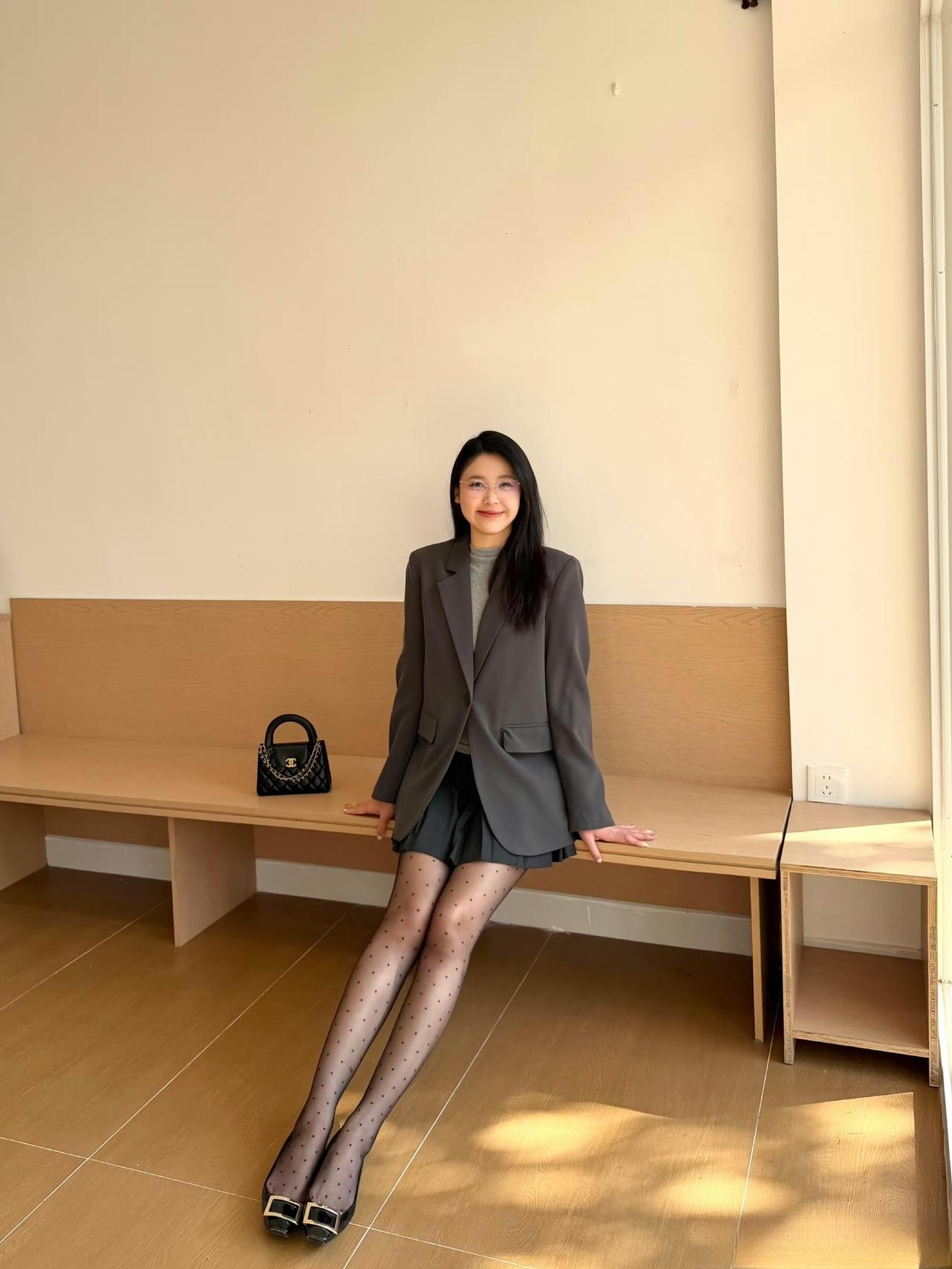 这套是“甜酷职场风”穿搭，把正式感和少女感融合得很巧妙：
 
- 外搭选了灰调宽