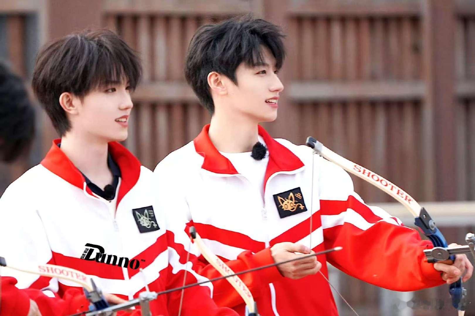 朱志鑫哄骗苏新皓做鱼疗按摩   朱志鑫苏新皓盒猫综艺新人笨  不得不承认，朱志鑫