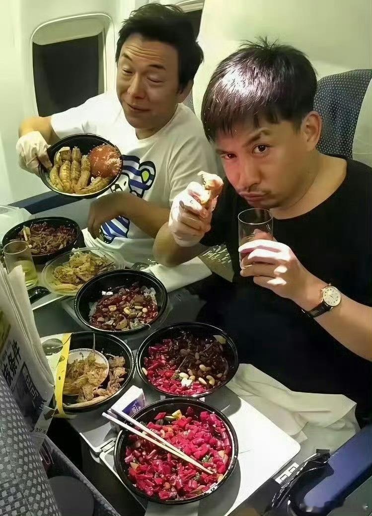 不懂就问，飞机上什么舱位，是这样用餐的啊，还是这样分开装的