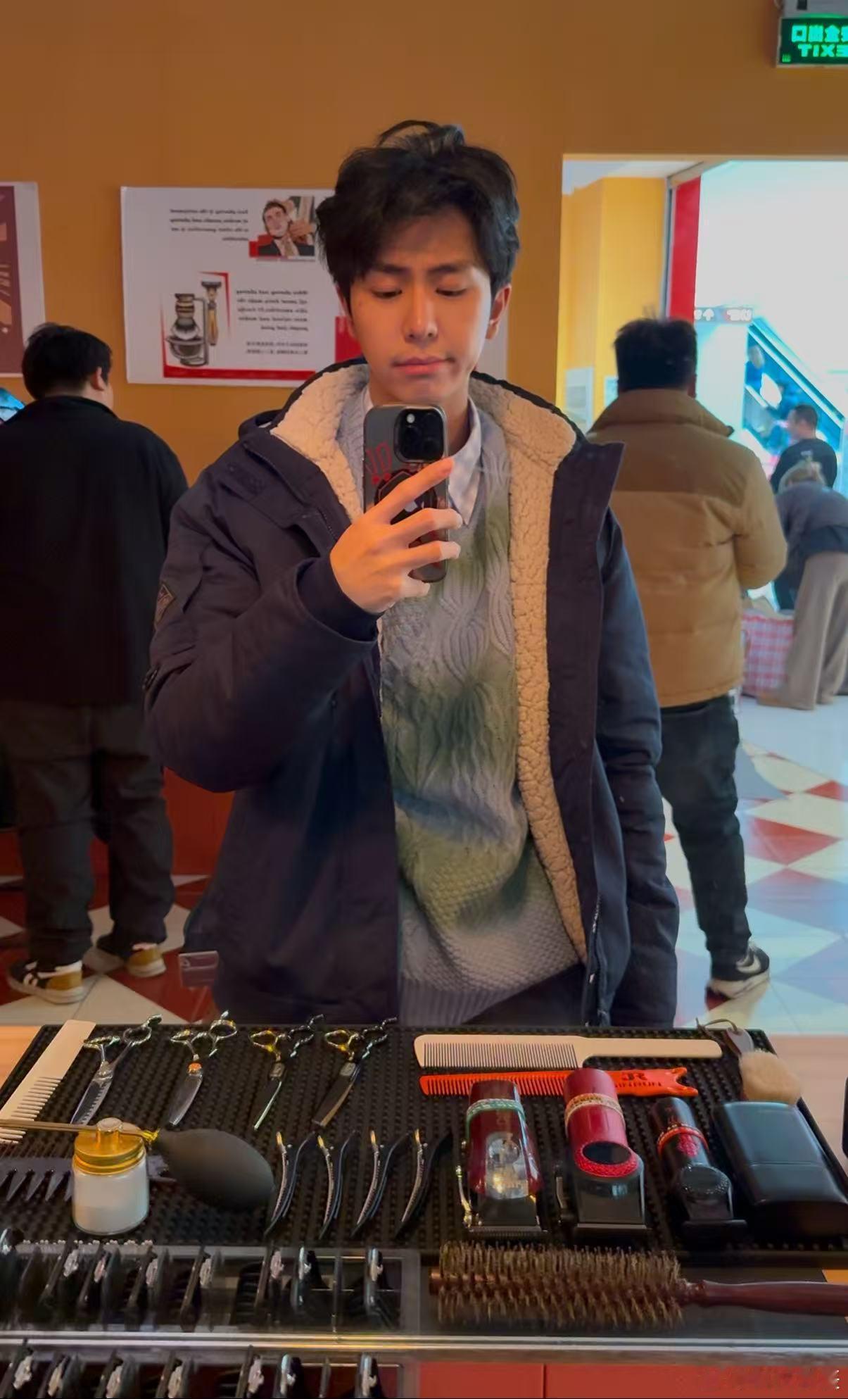 第一次剪头发这么多机器围观哈哈哈，也是当上幸运顾客了～不过果然北方的冬天还是头发