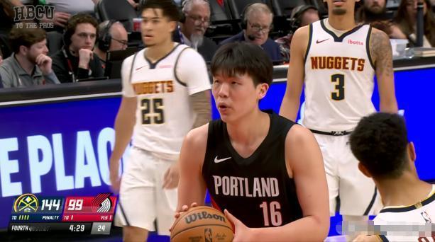 开拓者新秀杨瀚森真是太崇拜约基奇了！在昨天开拓者主场以103：157惨败于掘金的