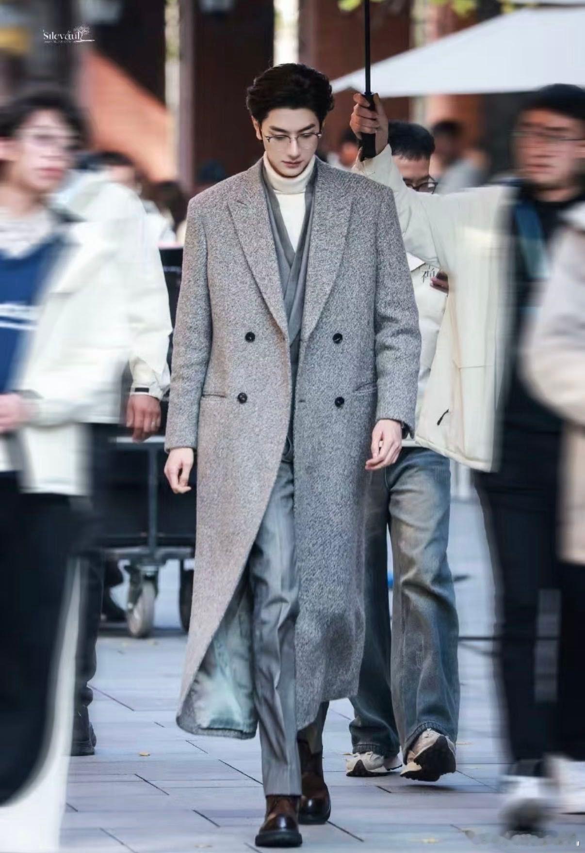 林一前脚daddy后脚baby 林一在《阿禅》里的造型太会了，穿大衣时是自带高光