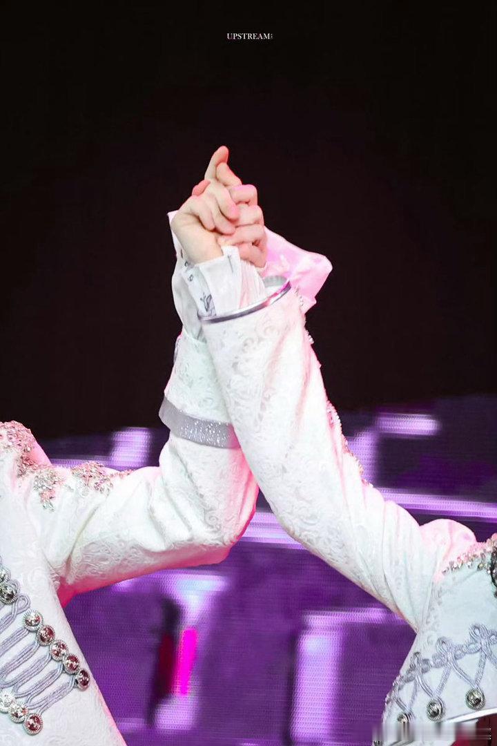 朱志鑫苏新皓偶像剧式吵架朱志鑫苏新皓空气壁咚 提醒区分舞台演绎与现实关系，空气壁