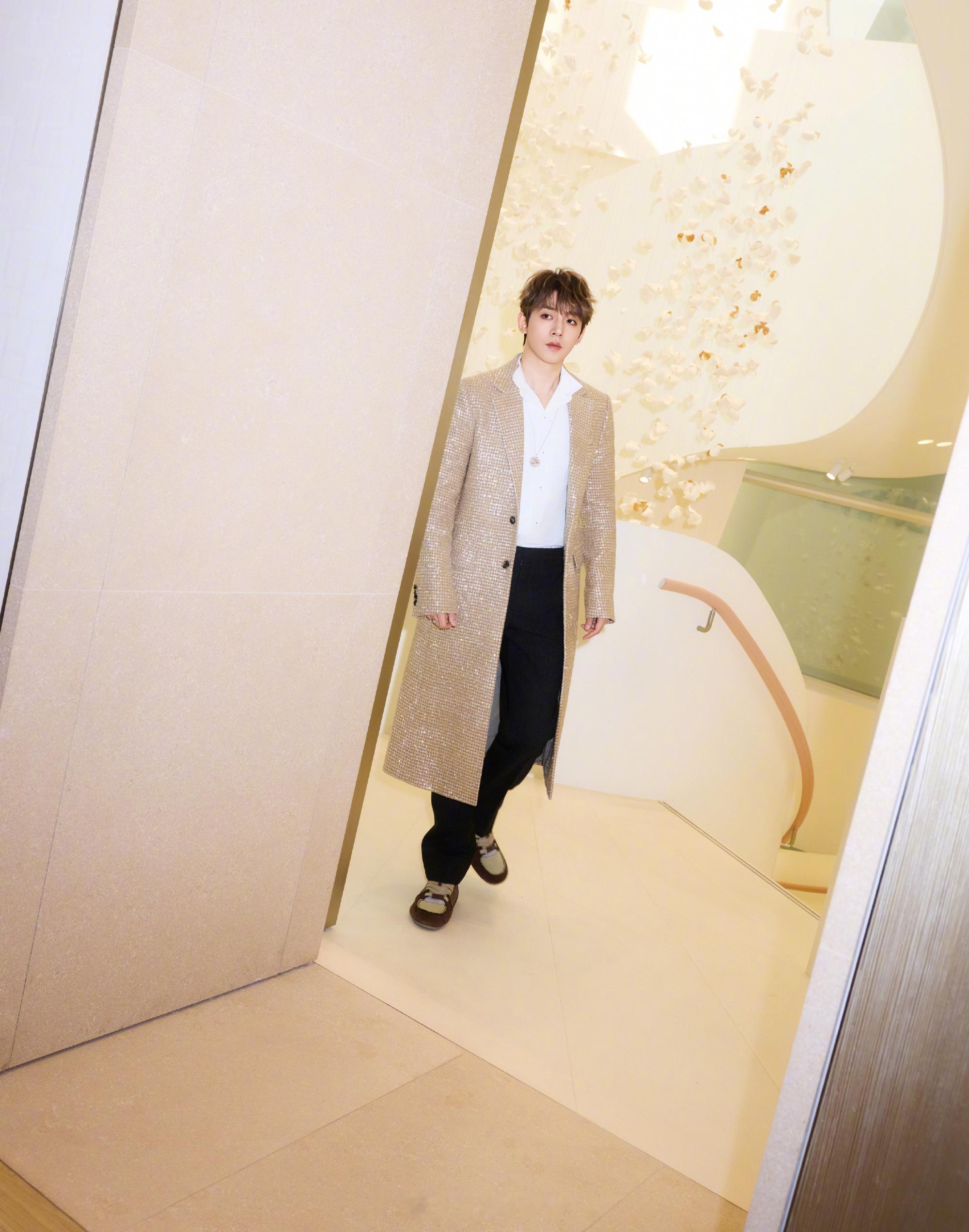 邓为身着迪奥创意总监乔纳森•安德森（Jonathan Anderson）设计的迪