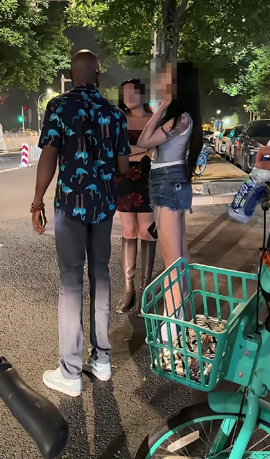 他很绅士，几分钟的时间就用自己的真诚打动了两位小姐姐，主动为两位小姐姐打开车门。