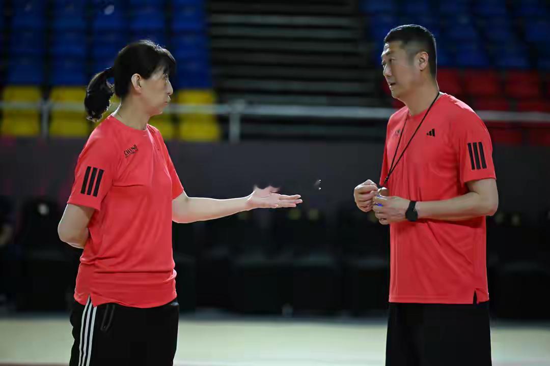 排管中心主任赖亚文督战中国女排训练清松带你看排球中国女排2025年女排世锦赛 ​