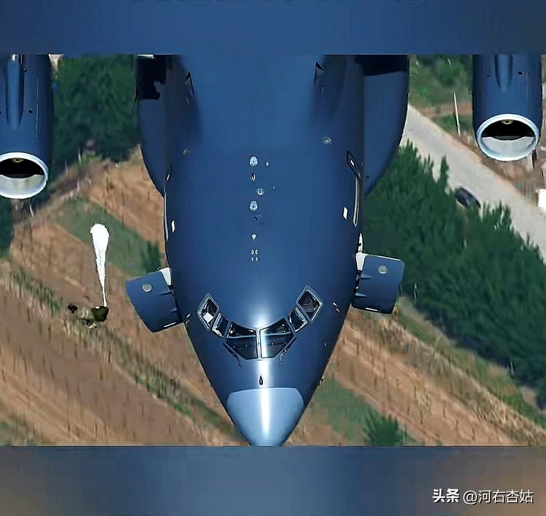 易被忽略的看点：运 - 20B 前侧舱门跳伞——“三门四路”伞降体系的关键一环。