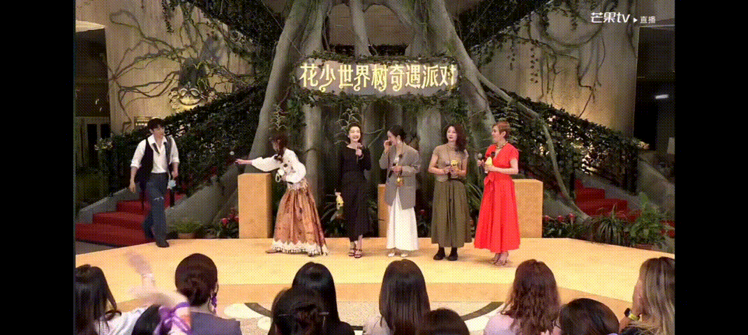 以为邓为是在走红毯邓为出场全场尖叫反复循环这段出场视频，现场欢呼声真实又热烈。邓
