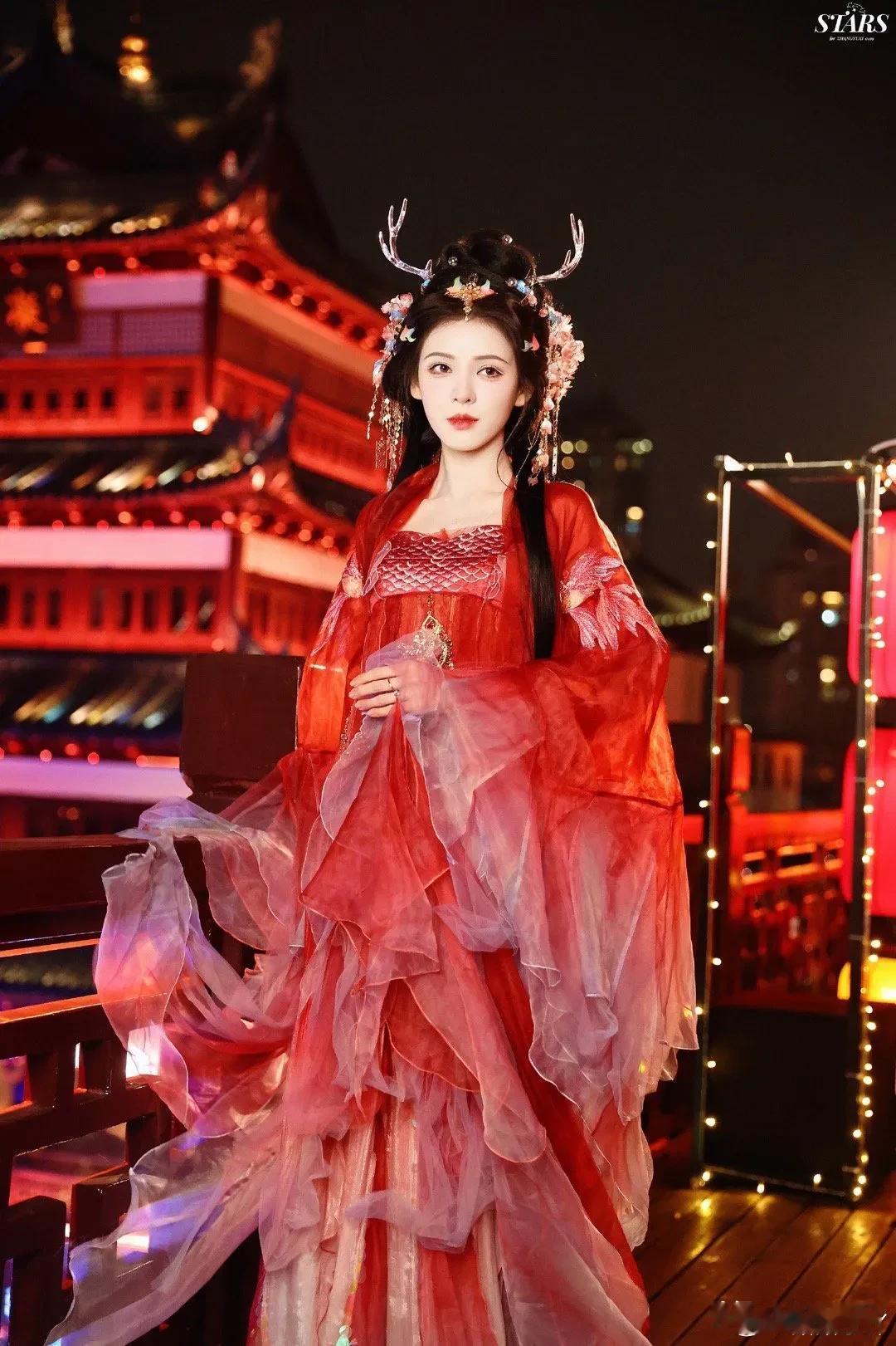 建模脸张予曦生日写真：两种风格互换，不得不说，姐姐的脸太建模了，这两个造型太适合