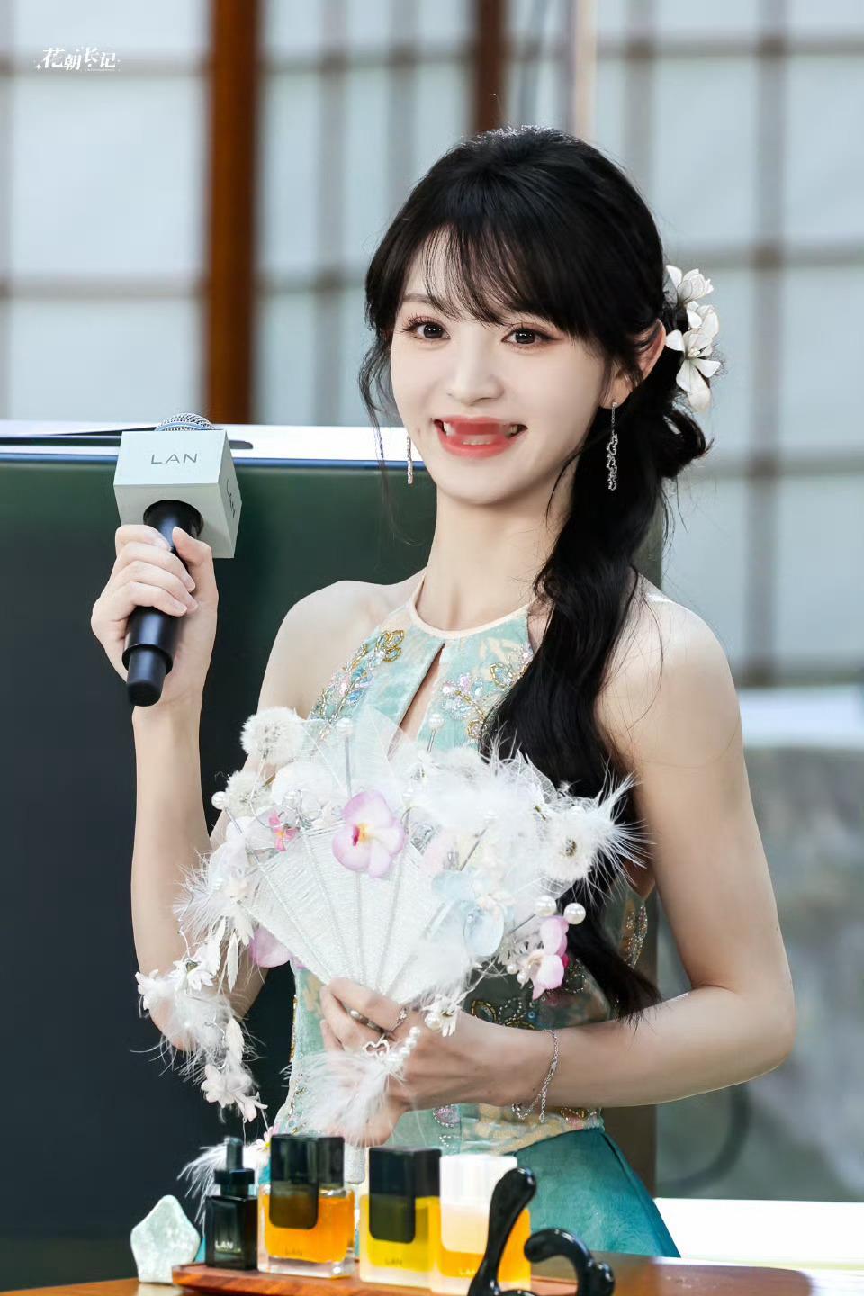 田曦薇飞吻 田曦薇杭州线下活动，小天是个大眼萌妹😍😍 