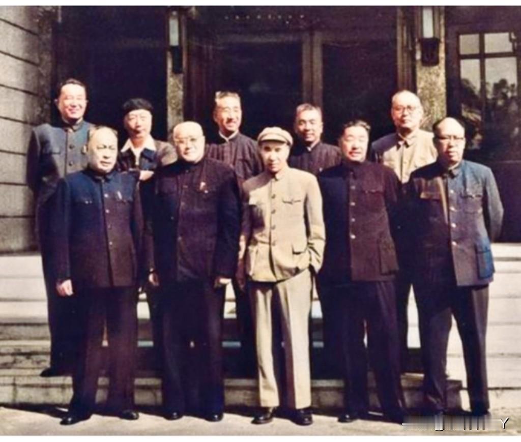 一张珍贵的老照片，拍摄于1962年的广州，这才是他们当时的真实貌相，并非演员扮演