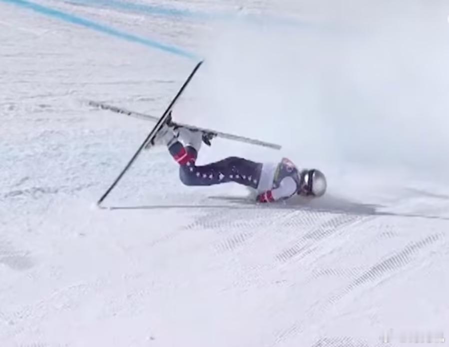 林赛沃恩重摔被直升机拉走2月8日，41岁的美国名将林赛·沃恩在冬奥会高山滑雪女子